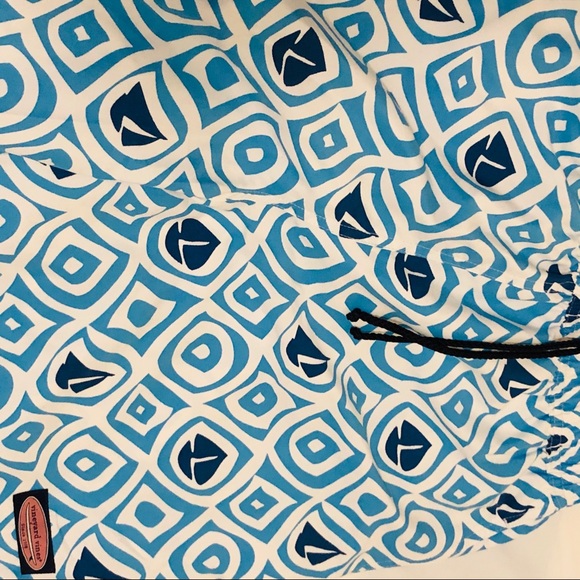 Vineyard Vines Chappy trunk size Large. - Picture 2 of 3